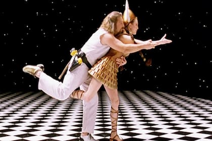 Leboswki junto a Maude en una secuencia onírica que juega con el musical clásico.