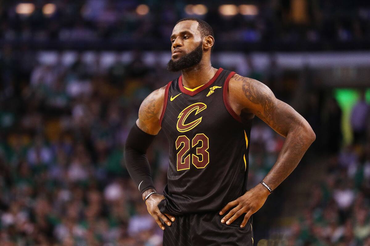 LeBron, con 26 puntos, lució más cansado que de costumbre y los Cavaliers quedaron al borde de la eliminación