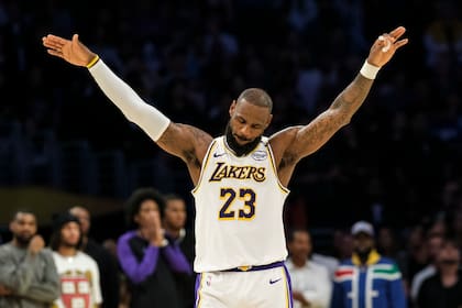 LeBron invirtió una suma significativa en botellas de vinos exclusivos y regalos de alta gama para el equipo (AP Foto/William Liang)
