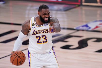 LeBron James (23) de Los Angeles Lakers dirige la ofensiva durante la segunda mitad de un partido de baloncesto de semifinales de la conferencia de la NBA contra los Houston Rockets el sábado 12 de septiembre de 2020 en Lake Buena Vista, Florida.