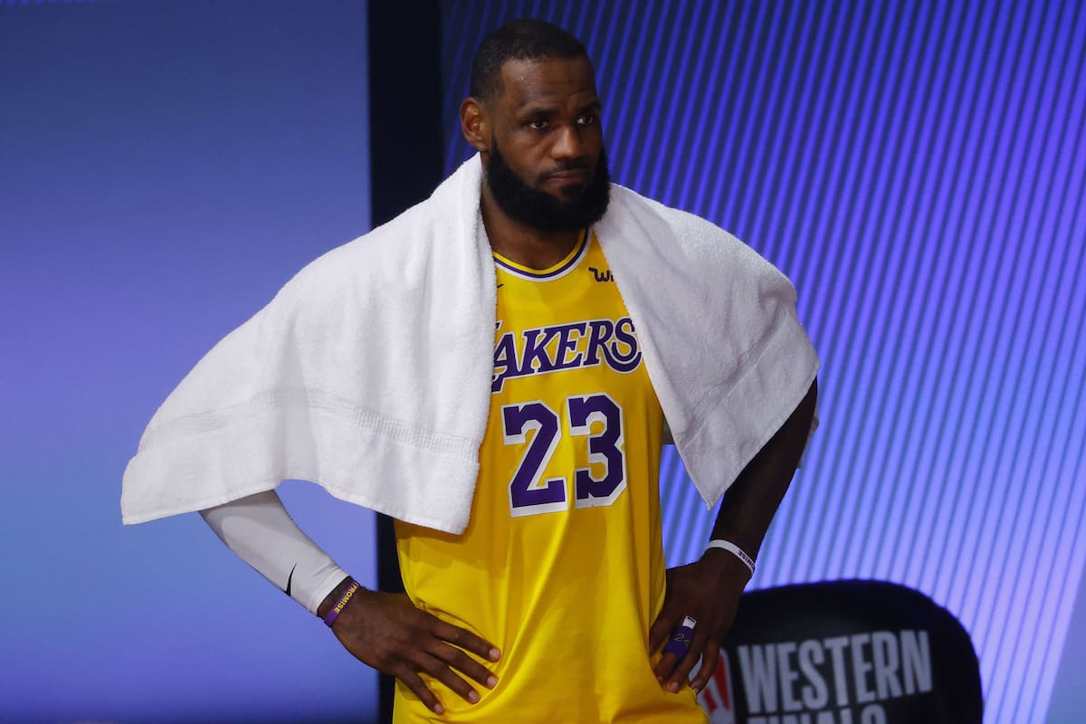 LeBron James # 23 de Los Angeles Lakers mira desde el banco contra los Denver Nuggets durante el cuarto trimestre en el Juego Uno de las Finales de la Conferencia Oeste durante los Playoffs de la NBA 2020 en AdventHealth Arena en ESPN