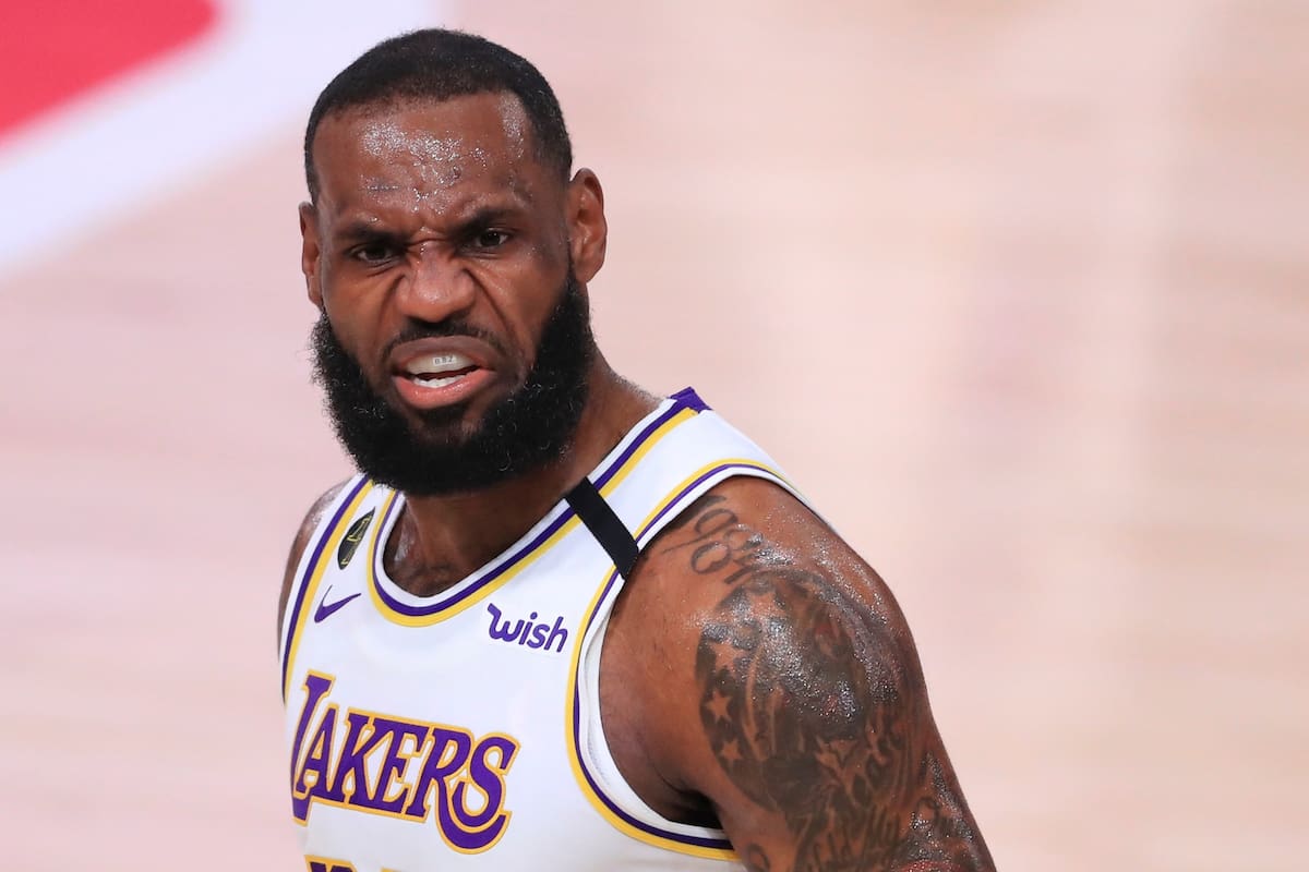 LeBron James # 23 de Los Angeles Lakers reacciona durante el primer cuarto contra los Houston Rockets en el Juego Cinco de la Segunda Ronda de la Conferencia Oeste durante los Playoffs de la NBA 2020 en AdventHealth Arena en el ESPN Wide World Of Sports Complex el 12 de septiembre de 2020 en Lake Bu