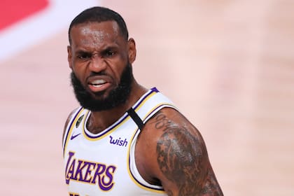 LeBron James # 23 de Los Angeles Lakers reacciona durante el primer cuarto contra los Houston Rockets en el Juego Cinco de la Segunda Ronda de la Conferencia Oeste durante los Playoffs de la NBA 2020 en AdventHealth Arena en el ESPN Wide World Of Sports Complex el 12 de septiembre de 2020 en Lake Bu