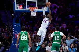 LeBron James lanza tiza y recibe por 1ra vez la presentación de los 76ers en Filadelfia