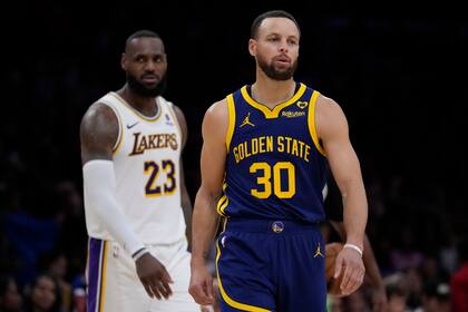 LeBron James (23) y Stephen Curry (30), otra vez cara a cara en un Lakers-Warriors, que vuelve a jugarse en Navidad después de seis años.