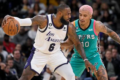 LeBron James (6), de los Lakers de Los Ángeles, es marcado por Jeremy Sochan, de los Spurs de San Antonio, en la primera mitad del partido de la NBA en San Antonio, el viernes 25 de noviembre de 2022. (AP Foto/Darren Abate)