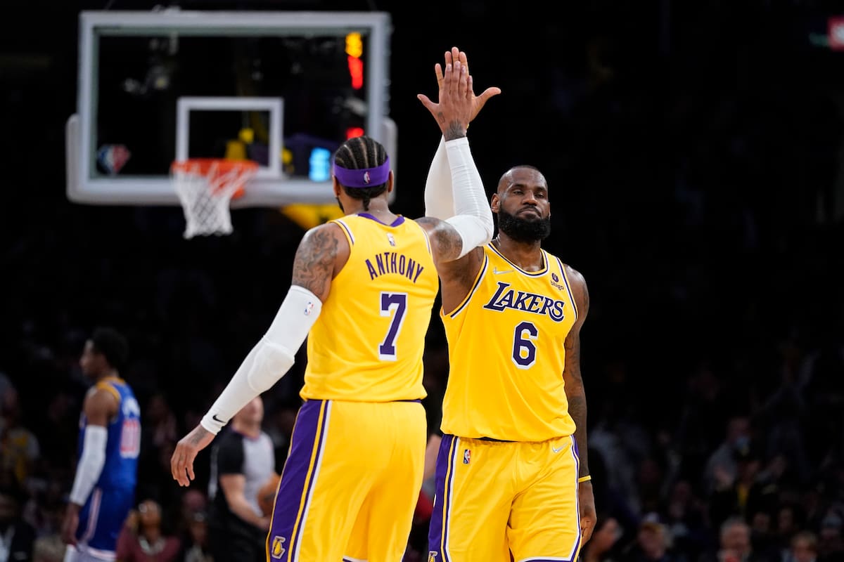 LeBron James (6) en una noche histórica, se saluda con Carmelo Anthony