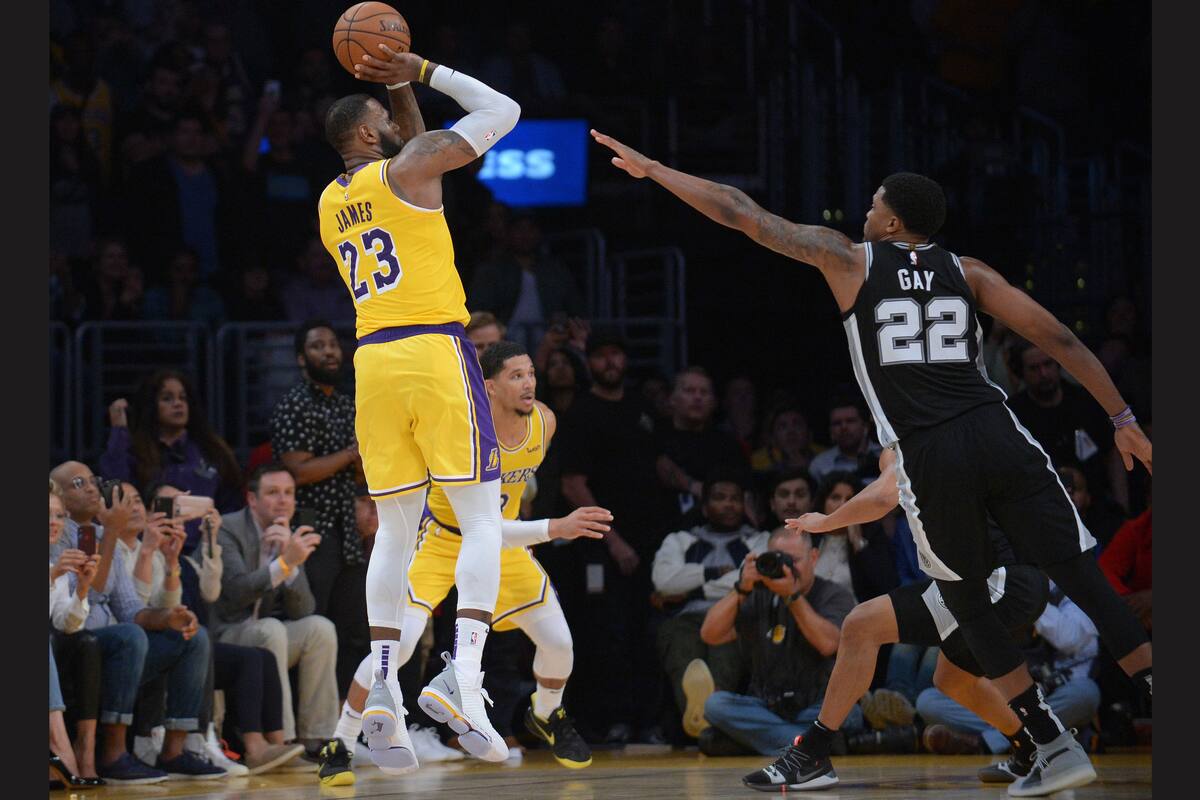 LeBron James acertó un triple de larga distancia y mandó el partido a suplementario, pero falló dos tiros libres determinantes