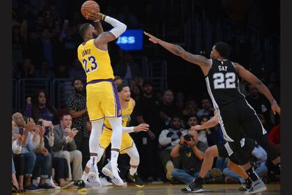 LeBron James acertó un triple de larga distancia y mandó el partido a suplementario, pero falló dos tiros libres determinantes