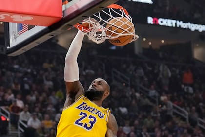 LeBron James, alero de los Lakers de Los Ángeles, realiza una clavada en el partido ante los Cavaliers de Cleveland, el miércoles 30 de octubre de 2024 (AP Foto/Sue Ogrocki)
