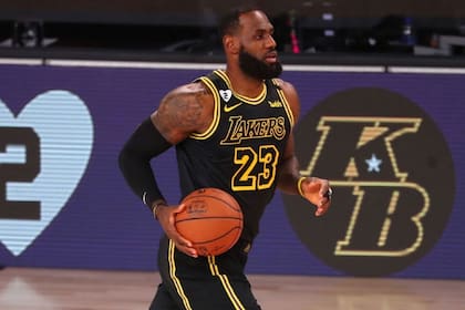 LeBron James anotó 30 puntos y mostró su indignación por la brutalidad contra un policía negro