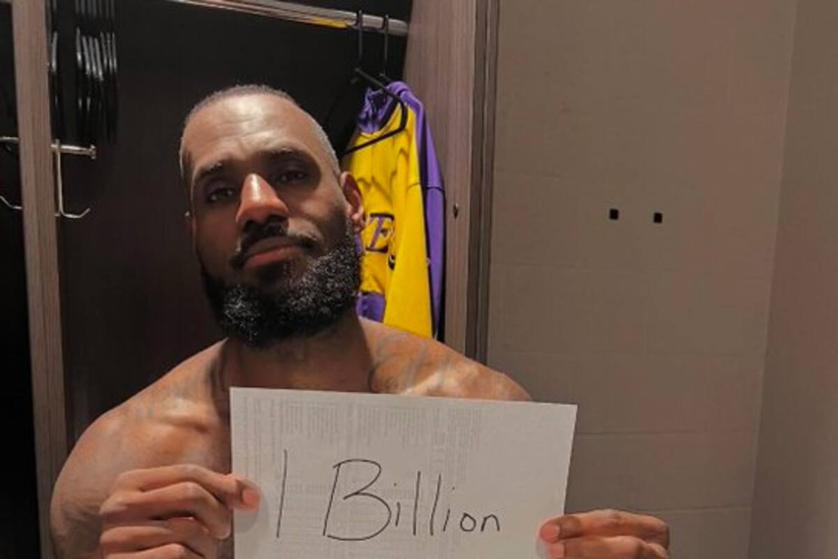 LeBron James bromea sobre su récord de minutos con un cartel que imita el que Wilt Chamberlain utilizó en 1962 para señalar su plusmarca de puntos en un partido de NBA.