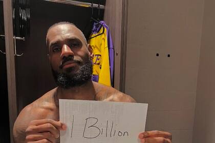 LeBron James bromea sobre su récord de minutos con un cartel que imita el que Wilt Chamberlain utilizó en 1962 para señalar su plusmarca de puntos en un partido de NBA.