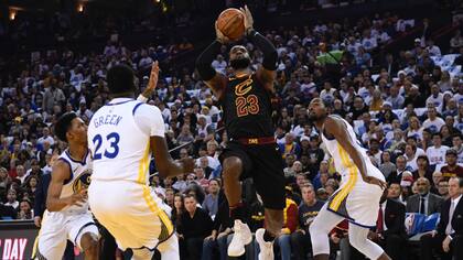 LeBron James busca el aro durante el primer cuarto en el Oracle Arena