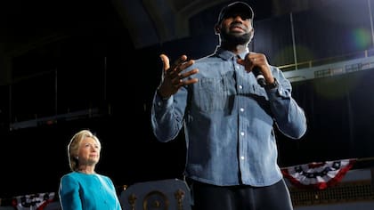 LeBron James, con Hillary Clinton