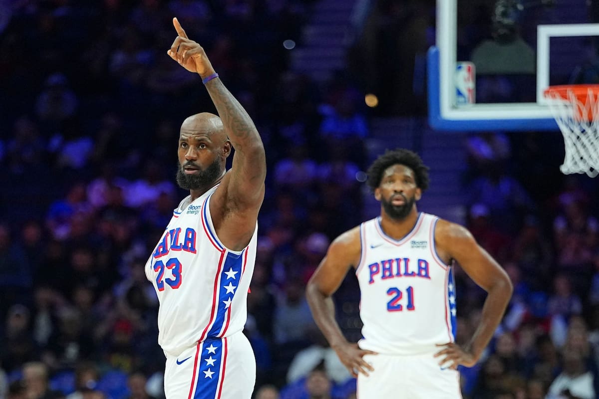 LeBron James con la camiseta 23 de Philadelphia 76ers acompañado por Joel Embiid , una pareja poderosa que buscará el anillo de la NBA (Photo by Mitchell Leff / GETTY IMAGES NORTH AMERICA)