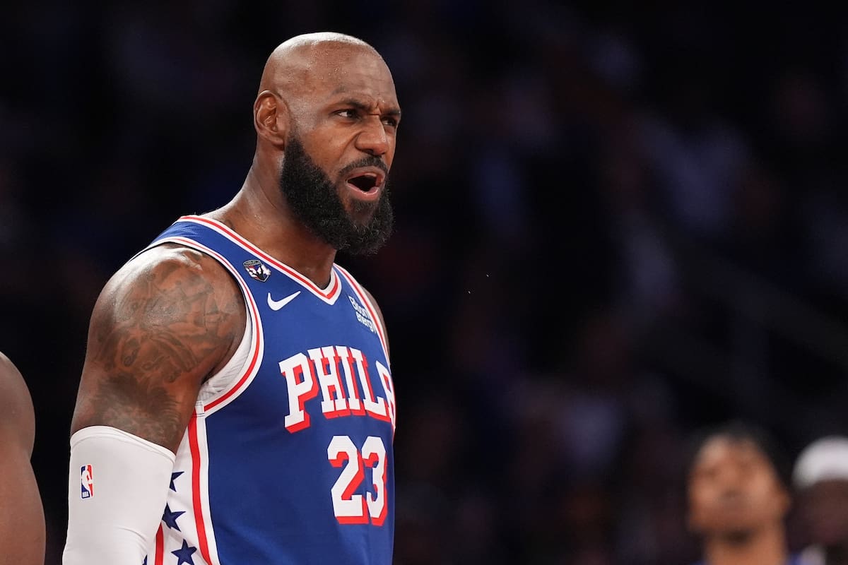 LeBron James, de los 76ers de Filadelfia, grita en el partido ante los Knicks de Nueva York, el mart
