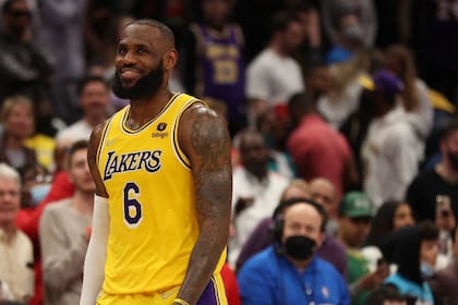 LeBron James, de Los Ángeles Lakers, anoche durante la caída frente a Washington Wizards; el astro de la NBA se convirtió en el segundo anotador de la historia de la liga.