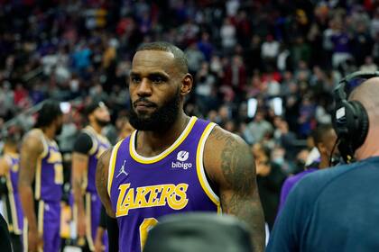 LeBron James, de Los Ángeles Lakers, está marginado momentáneamente de las canchas