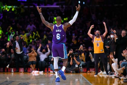 LeBron James, de los Lakers de Los Ángeles, anima al público durante la primera mitad del juego de la NBA que enfrentó a su equipo con los Trail Blazers de Portland y fue la gran figura