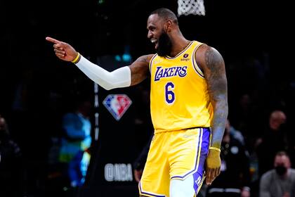 LeBron James, de los Lakers de Los Ángeles, festeja tras lograr una clavada ante los Nets de Brooklyn, el martes 25 de enero de 2022 (AP Foto/Frank Franklin II)