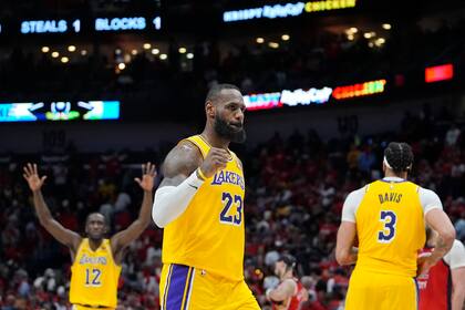 LeBron James, de los Lakers de Los Ángeles, festeja hacia el final del encuentro del minitorneo de repesca ante los Pelicans de Nueva Orleáns, el martes 16 de abril de 2024 (AP Foto/Gerald Herbert)