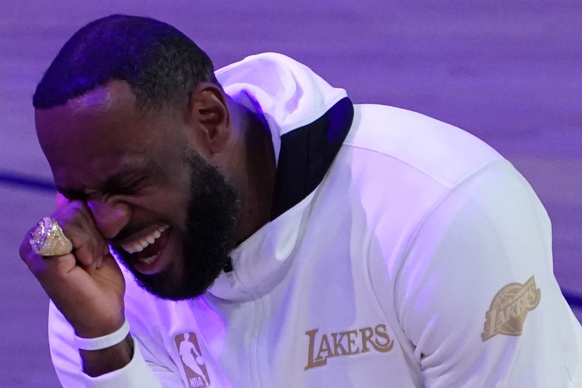 LeBron James, de los Lakers, durante la entrega del anillo ganado en la última temporada