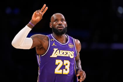 LeBron James dejó Los Angeles Lakers con un salario de casi 52 millones y ahora en los Sixers estará por debajo de los 4 millones (AP Foto/Mark J. Terrill)