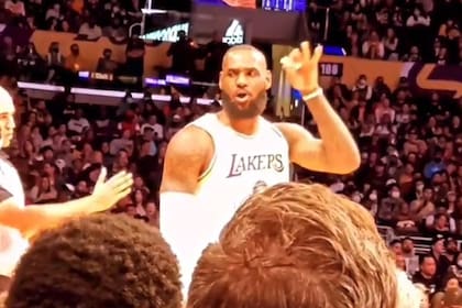LeBron James discute con un fanático durante el partido de los Lakers ante los Pelicans