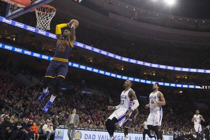 LeBron James, en el aire