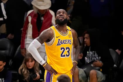 LeBron James es uno de los seis atletas mejores pagos del mundo