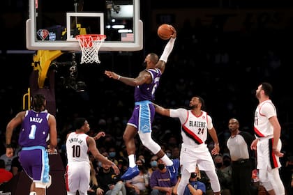 LeBron James estuvo imparable y lleva siete partidos seguidos anotando al menos 30 puntos para los Lakers