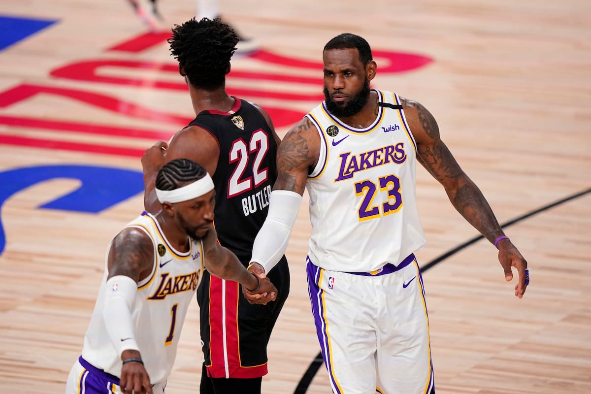 LeBron James festeja junto a Kentavious Caldwell-Pope de Los Angeles Lakers