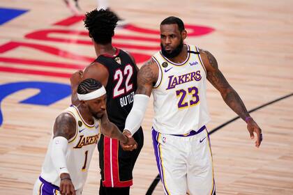 LeBron James festeja junto a Kentavious Caldwell-Pope de Los Angeles Lakers