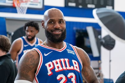 LeBron James firmó contrato con los Philadelphia 76ers y jugará su 24° temporada en la NBA