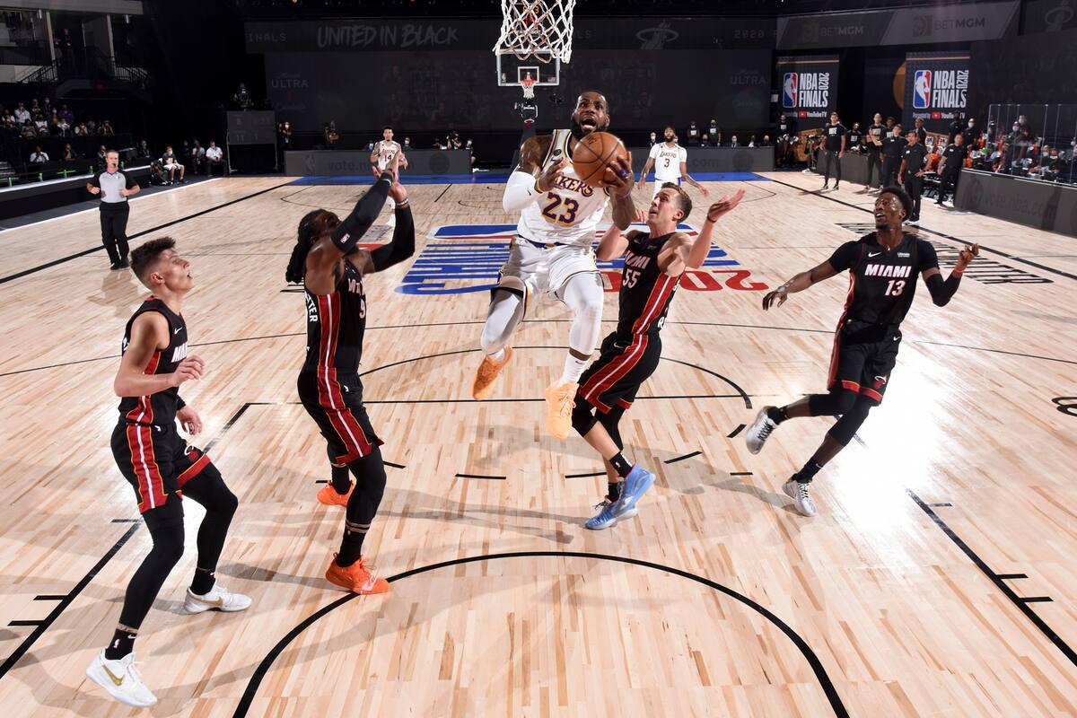 LeBron James hacia el aro