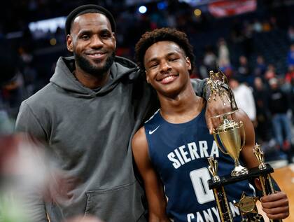 LeBron James (izquierda) junto a su hijo Bronny