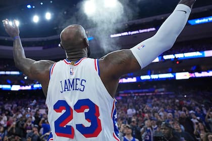 LeBron James, la estrella bienvenida a Philadelphia 76ers, que intentará ganar el título de la NBA luego de 43 años