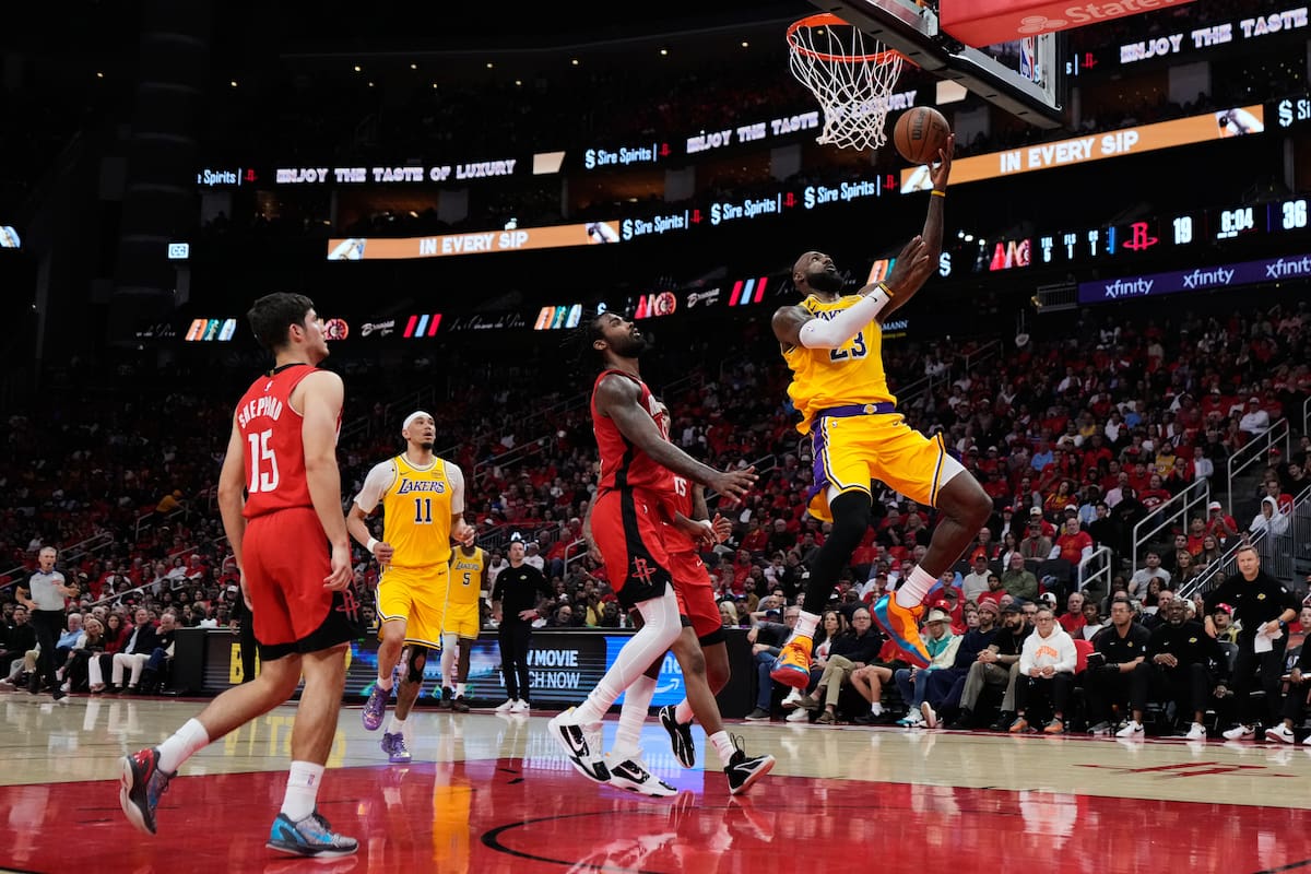 LeBron James lidera la paliza 98-78 y los Lakers eliminan a los Rockets
