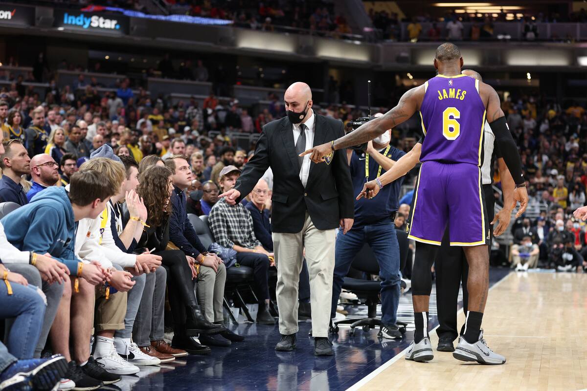 LeBron James ordena a las autoridades que retiren de la cancha a dos fanáticos de Indiana que lo insultaron