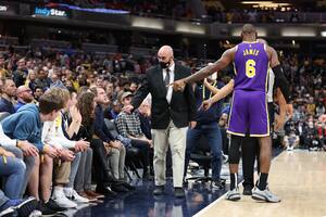 LeBron James ordena a las autoridades que retiren de la cancha a dos fanáticos de Indiana que lo insultaron