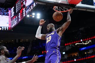 LeBron James pasa a disponible ante Heat mientras se acerca al récord NBA de partidos jugados