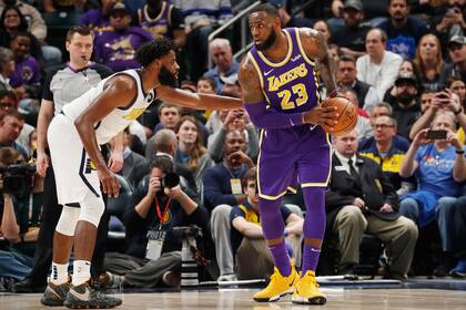 LeBron James rompió la barrera de los 32 mil puntos, pero sufrió la peor derrota de su carrera