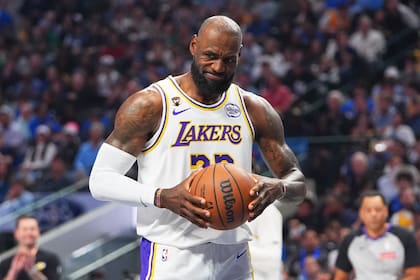 LeBron James se despidió de Los Angeles Lakers. (AP Foto/LM Otero)