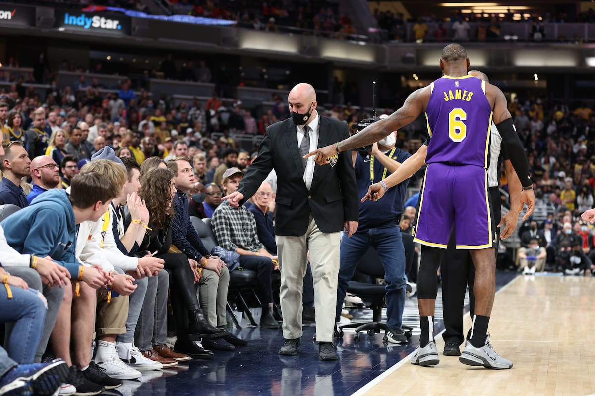 LeBron James señala a los fanáticos que lo agredieron durante el partido con Indiana