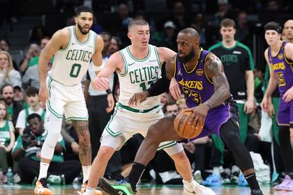 LeBron James sigue siendo evaluado para determinar la gravedad de su lesión en la ingle