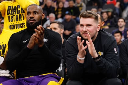 LeBron James y Luka Doncic, de los Lakers, juntos como compañeros de equipo por primera vez, durante el partido ante los Clippers. (AP Foto/Kevork Djansezian)