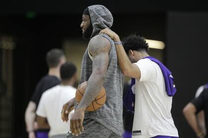 LeBron James y Quinn Cook no pueden ocultar la tristeza, durante el entrenamiento de los Lakers
