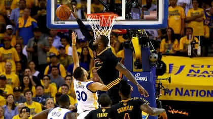 LeBron James y Stephen Curry, en las finales de la NBA de 2016.