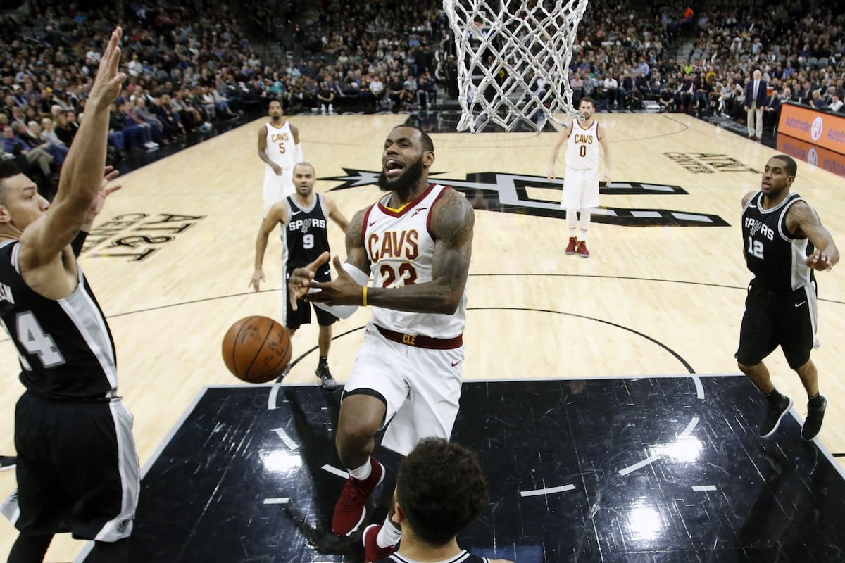 LeBron no pudo impedir la caída en San Antonio